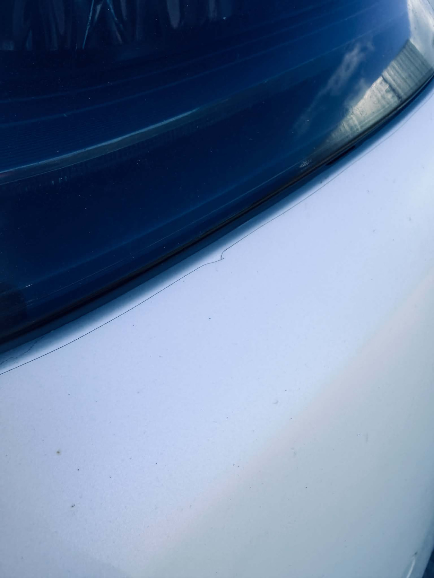 Fissure le long du joint entre une vitre teintée et la carrosserie