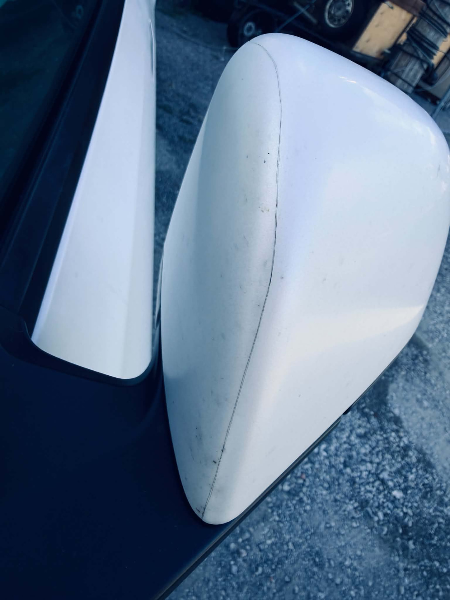 Fissure visible sur la coque blanche d'un rétroviseur
